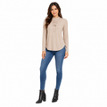 Blusa de Cuello Alto con Detalle Acordonado